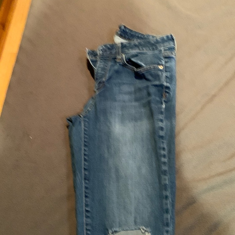 Women’s skinny distressed jeans